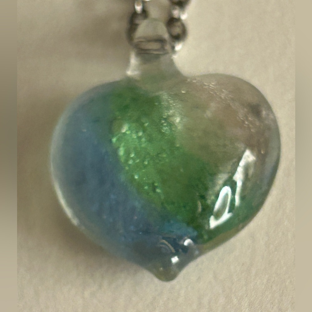 NWOT necklace Foiled Art Glass Heart-shaped green pendant 20” Silvertone chain